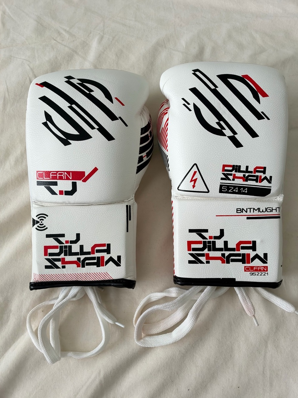 NWT Sanabul Gold Strike Professional Lace-Up Boxing Gloves - 12 oz.